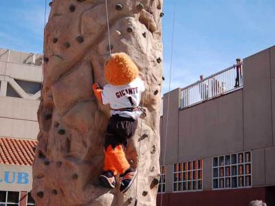SJSU-Mascot-Climbing